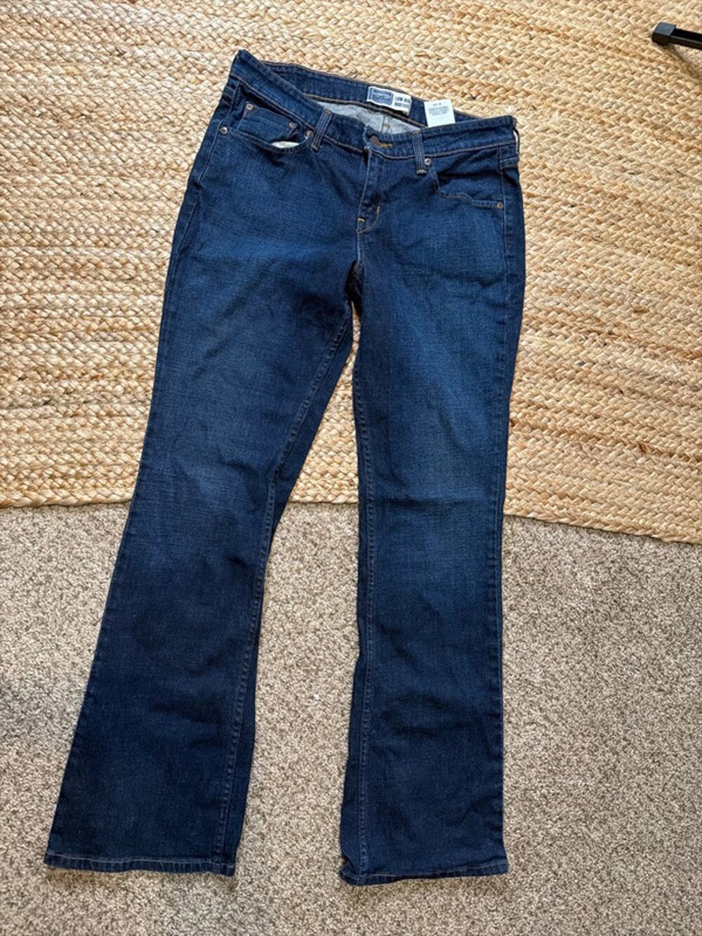 Levi’s signature low rise, boot cut denim jeans 8 3286